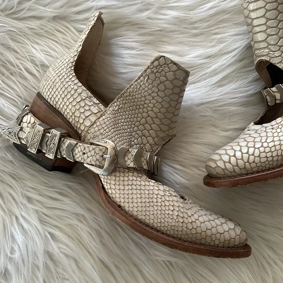 Freebird blade white croco booties with buckle accents size 8 runs big - Picture 2 of 8